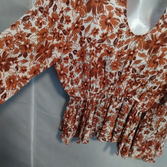 🆕Andree by Unit Long Sleeve Bell Floral Peplum Blouse - Picture 9 of 15